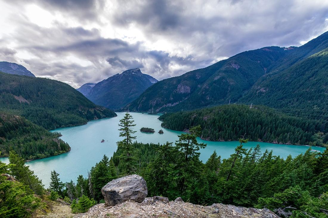 山谷中的湖泊与针叶林